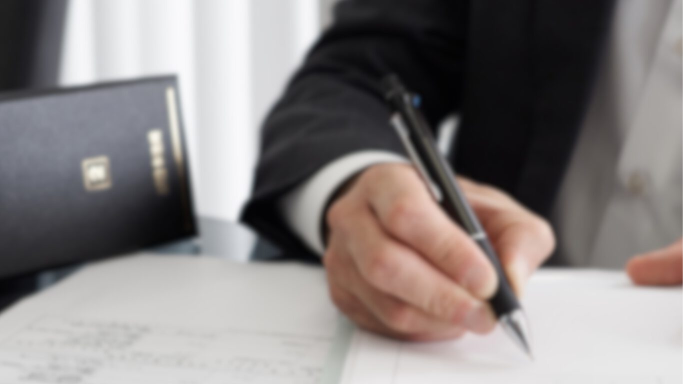 ペンを握るビジネスマン